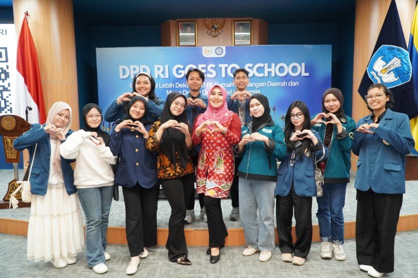 Ning Lia dan mahasiswa UNAIR Senator Lia Istifhama Ajak Mahasiswa UNAIR Kritis dan Aktif dalam Demokrasi