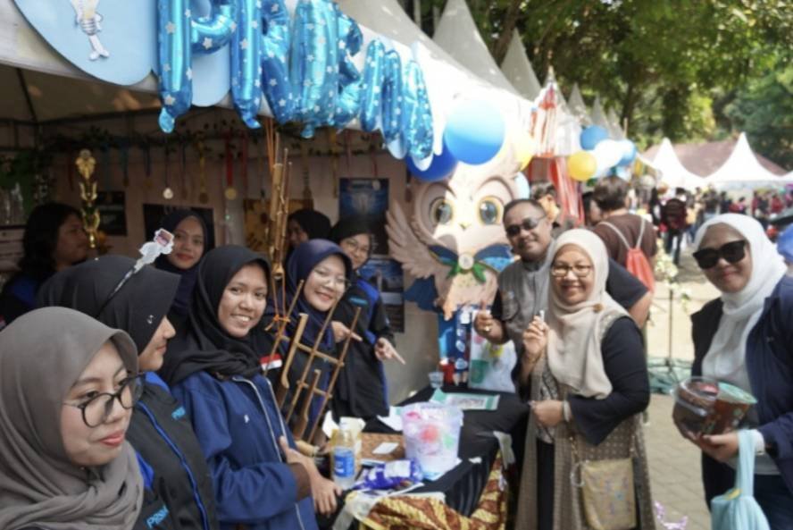 Noer Rahmi Ardiarini mengunjungi salah satu stan LKM FBiPK UB Gelar Open House, Kenalkan LKM sebagai Ruang Pengembangan Diri bagi Mahasiswa Baru