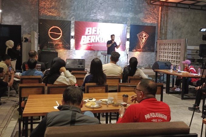 Penampilan salah satu peserta Stand-up comedy PDIP Jatim Gelar Kompetisi Stand-Up Comedy 'Berani Berkomedi', Ajak Anak Muda Berani Mengkritik Lewat Candaan