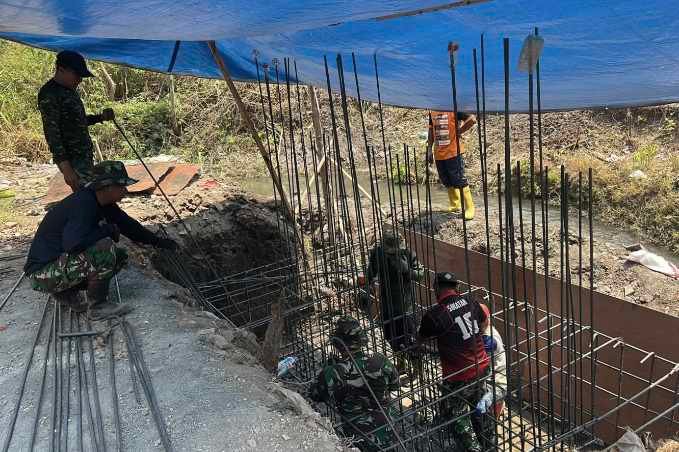 Pengecoran Jembatan Perintis Garuda Koramil Lowokwaru Kebut Pengecoran Pondasi Jembatan Perintis Garuda Tunjungsekar
