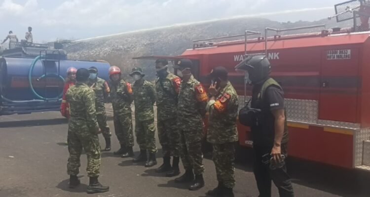 Kodim 0833 Kerahkan Mobil Damkar dan Personel Bantu Padamkan Kebakaran TPA Supiturang