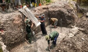 Pondasi Jembatan Perintis Garuda Tunjungsekar Mulai Dicor, Pembangunan Terus Dikebut