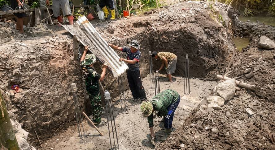 Pondasi Jembatan Perintis Garuda Tunjungsekar Mulai Dicor, Pembangunan Terus Dikebut